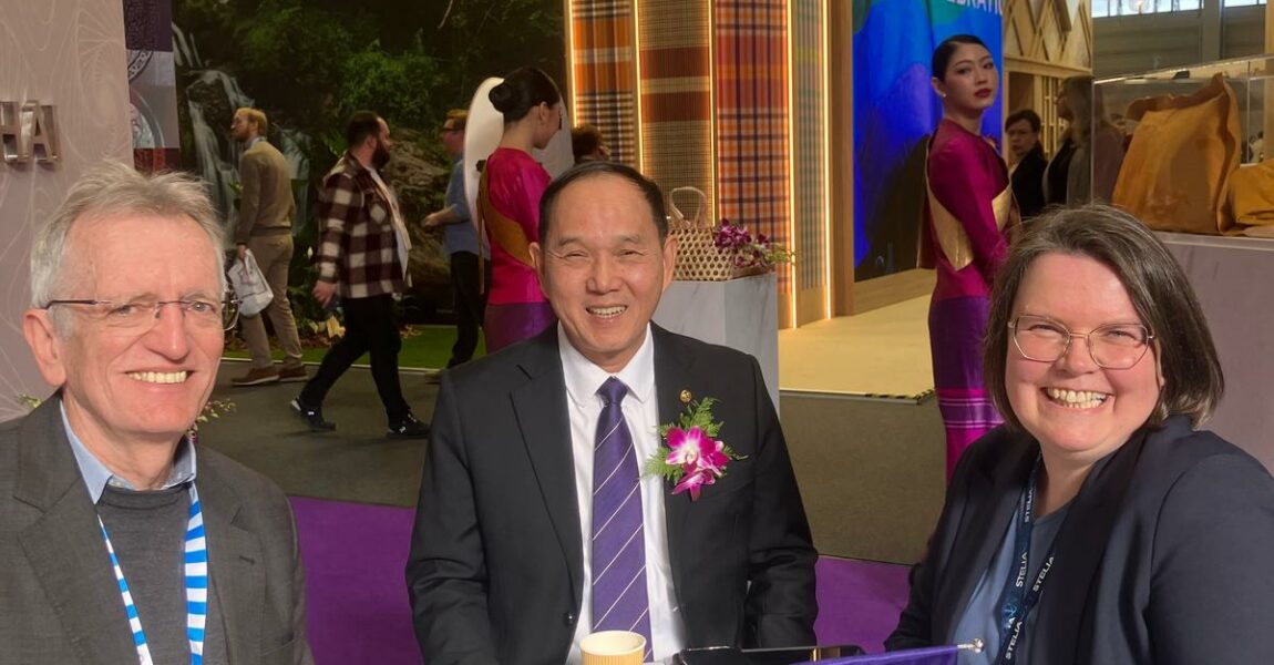 AERO-Herausgeber Dietmar Plath (l.) und AERO-Redakteurin Astrid Röben haben sich auf der ITB Berlin 2025 mit Chai Eamsiri, CEO der Thai Airways International, unterhalten.