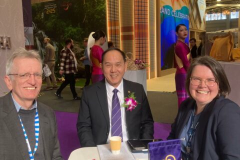 AERO-Herausgeber Dietmar Plath (l.) und AERO-Redakteurin Astrid Röben haben sich auf der ITB Berlin 2025 mit Chai Eamsiri, CEO der Thai Airways International, unterhalten.