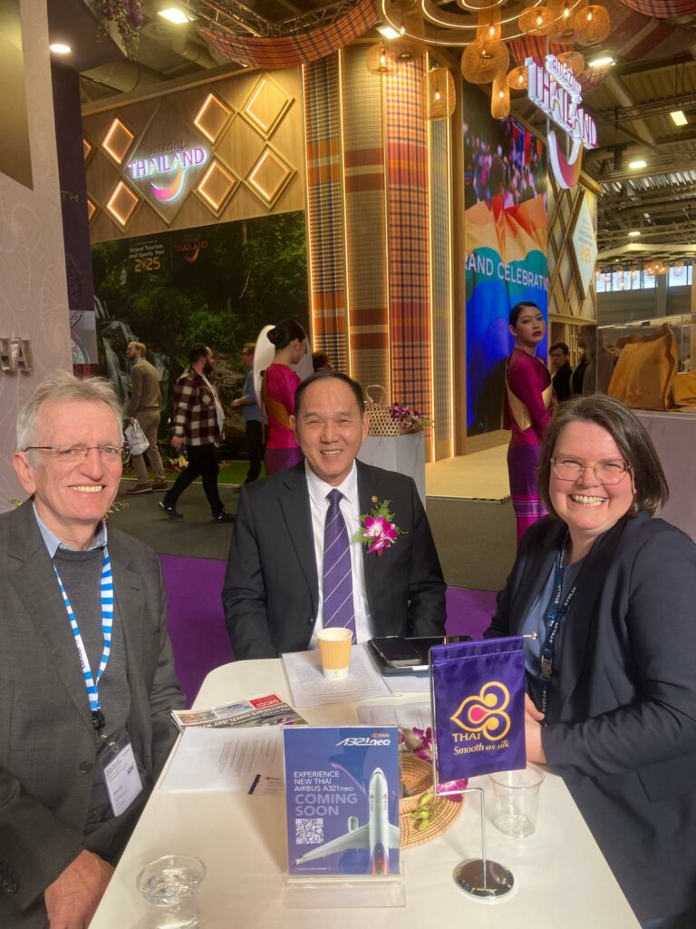 AERO-Herausgeber Dietmar Plath (l.) und AERO-Redakteurin Astrid Röben haben sich auf der ITB Berlin 2025 mit Chai Eamsiri, CEO der Thai Airways International, unterhalten.