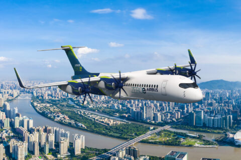 So, oder ähnlich, könnte ein künftiges Airbus-ZEROe-Flugzeug mit einem Wasserstoff-Brennstoffzellen-Elektroantrieb aussehen. Diese Computergrafik zeigt einen aktuellen Entwurf aus dem März 2025.