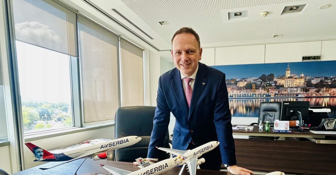 Air Serbia CEO Jiri Marek in seinem Büro in Belgrad und die gesamte Langstreckenflotte, vier A330-200.
