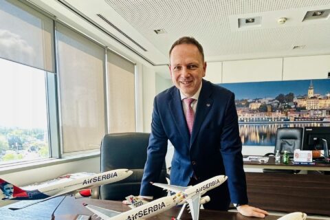  Air Serbia CEO Jiri Marek in seinem Büro in Belgrad und die gesamte Langstreckenflotte, vier A330-200.