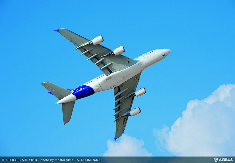 Die massiven Tragflächen der A380 wurden bereits für eine noch größere, nie gebaute Ausführung des Mega-Airbus ausgelegt.