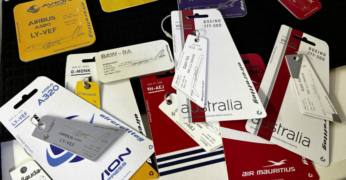 Die österreichische Firma Aircrafttag stellt hochwertige Produkte aus Flugzeughaut her, darunter Anhänger, Untersetzer und Magnete.