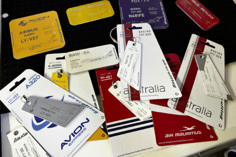 Die österreichische Firma Aircrafttag stellt hochwertige Produkte aus Flugzeughaut her, darunter Anhänger, Untersetzer und Magnete.
