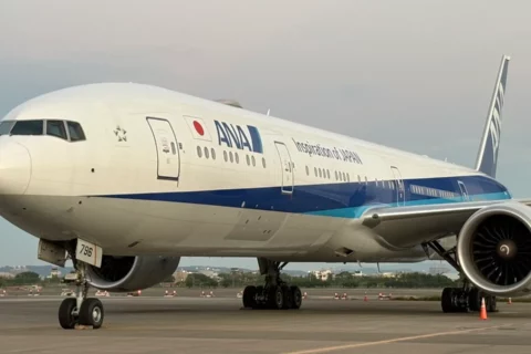Erste 777-300ER von ANA, die mit der AeroSHARK-Technologie ausgestattet ist.