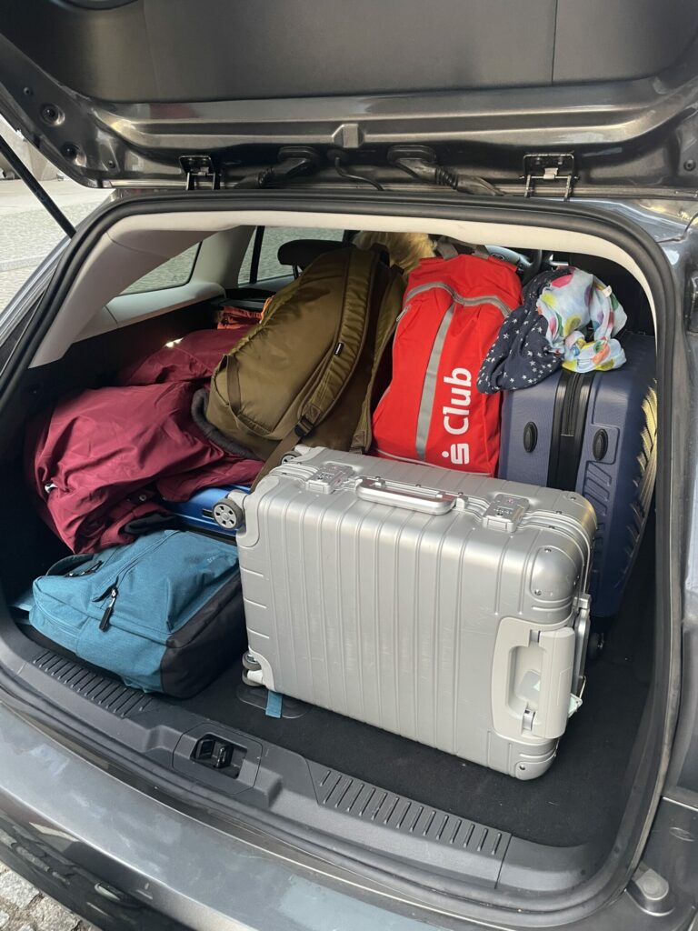 Im Auto verstaut, um mit dem Mietwagen zum Flughafen Danzig zu fahren.