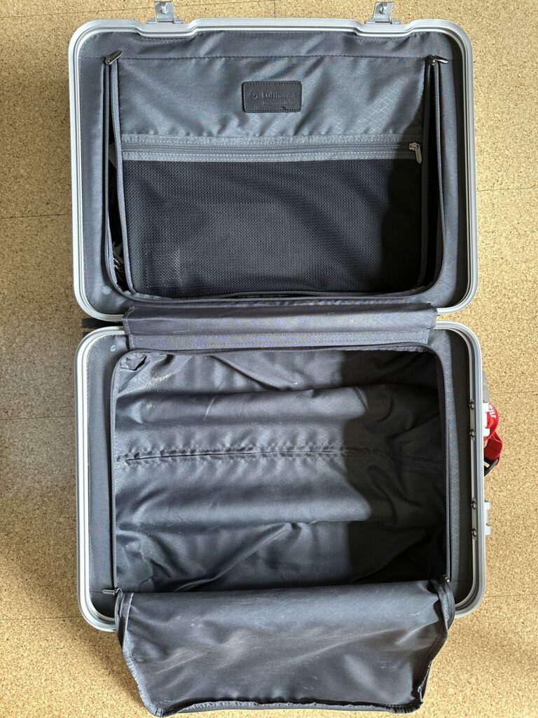 Der Lufthansa-Koffer bietet viel Platz und ist gut aufgeteilt. Hier kann nichts herausfallen – auch wenn der Koffer aufgeklappt wird.