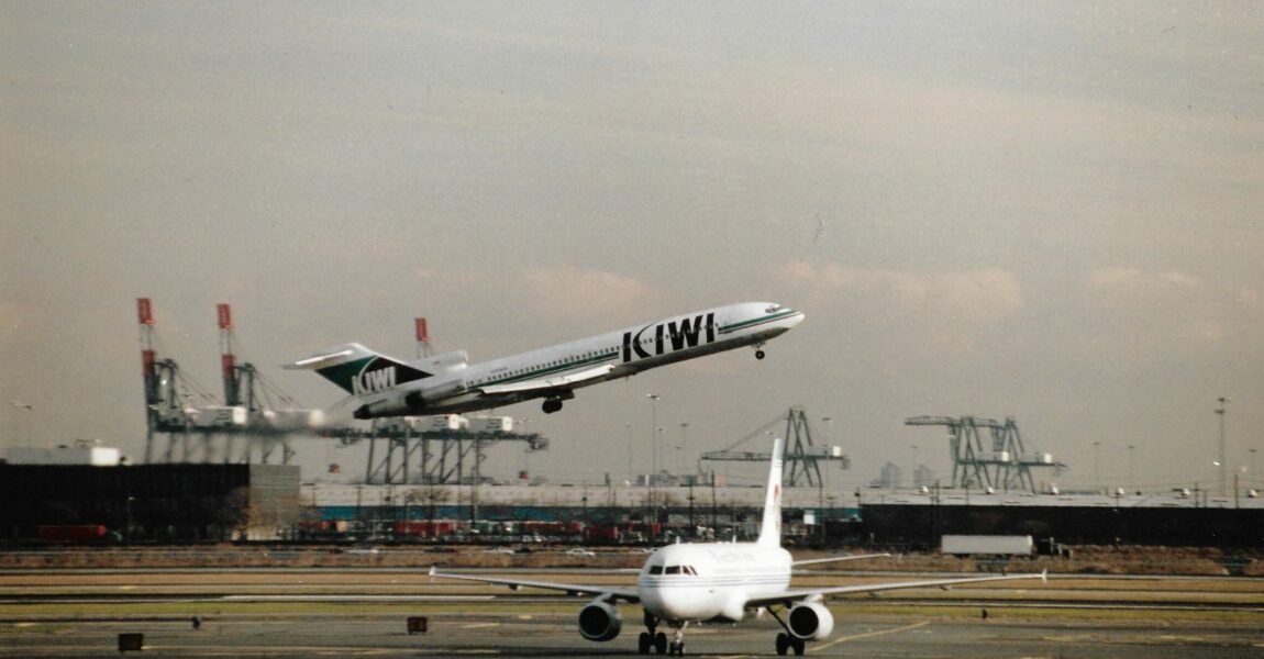 Sowohl HS 121 Trident als auch Boeing 727 (beim Start) wurden unter anderem von dem leiseren, sparsameren – und somit umweltfreundlicheren Airbus A320 (im Vordergrund) abgelöst.