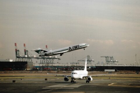 Sowohl HS 121 Trident als auch Boeing 727 (beim Start) wurden unter anderem von dem leiseren, sparsameren – und somit umweltfreundlicheren Airbus A320 (im Vordergrund) abgelöst. 