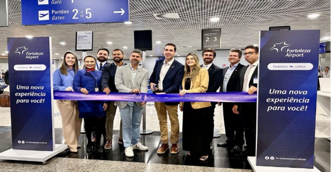 Eduardo Macedo, Leiter Public Affairs von LATAM Brasil, gemeinsam mit den Teams von LATAM und Fraport Fortaleza sowie Vertretern der Behörden bei der Eröffnung der neuen Strecke Fortaleza – Lissabon.
