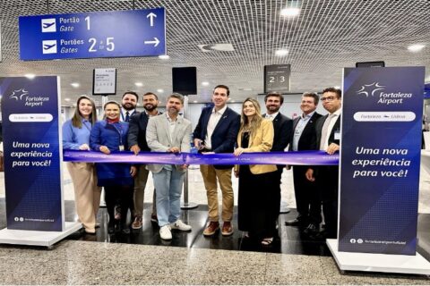 Eduardo Macedo, Leiter Public Affairs von LATAM Brasil, gemeinsam mit den Teams von LATAM und Fraport Fortaleza sowie Vertretern der Behörden bei der Eröffnung der neuen Strecke Fortaleza – Lissabon.