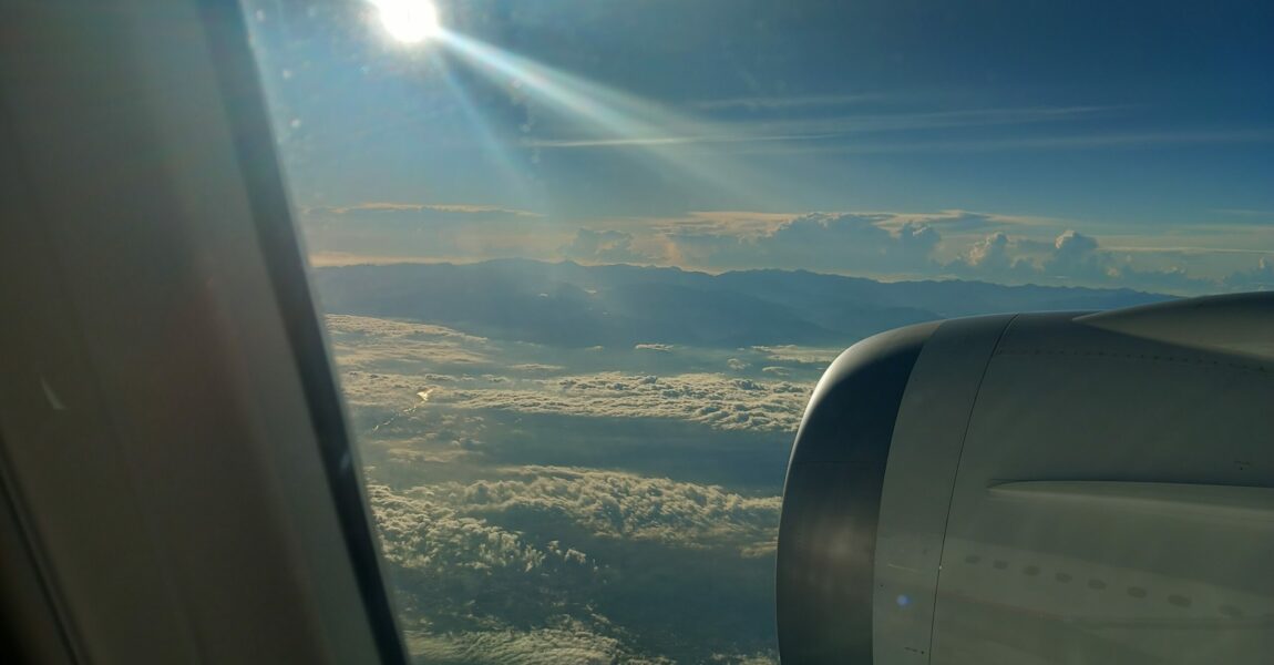 Im Anflug auf Taipeh ragen die Gebirgszüge Taiwans aus den Wolken heraus. Über 250 Berge sind höher als 3000 Meter.