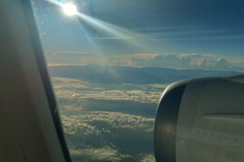 Im Anflug auf Taipeh ragen die Gebirgszüge Taiwans aus den Wolken heraus. Über 250 Berge sind höher als 3000 Meter. 