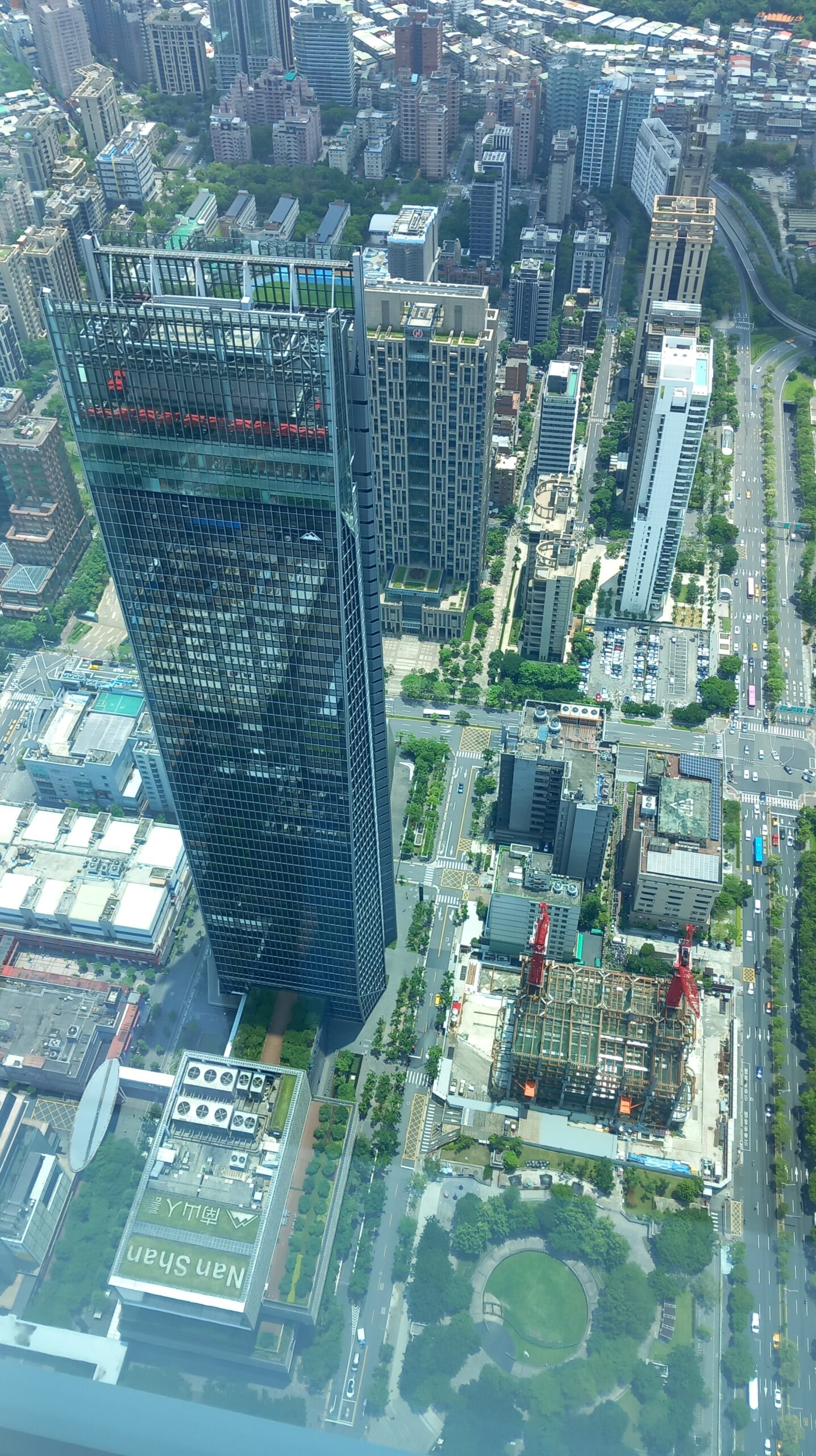 Obgleich im Zentrum Taipehs diverse Hochhäuser stehen, ist die Metropole nicht so zugebaut wie andere Wirtschaftszentren der Welt.  Bild: Wolfgang Borgmann