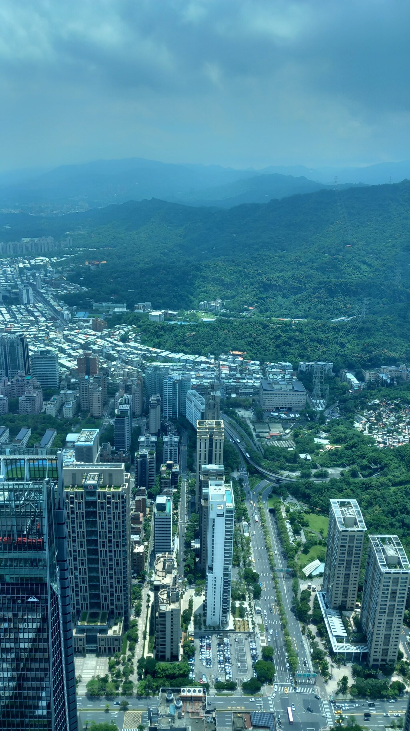 Der Blick vom Taipeh 101 zeigt die Bergkulisse in den Vororten der Metropole.  Bild: Wolfgang Borgmann
