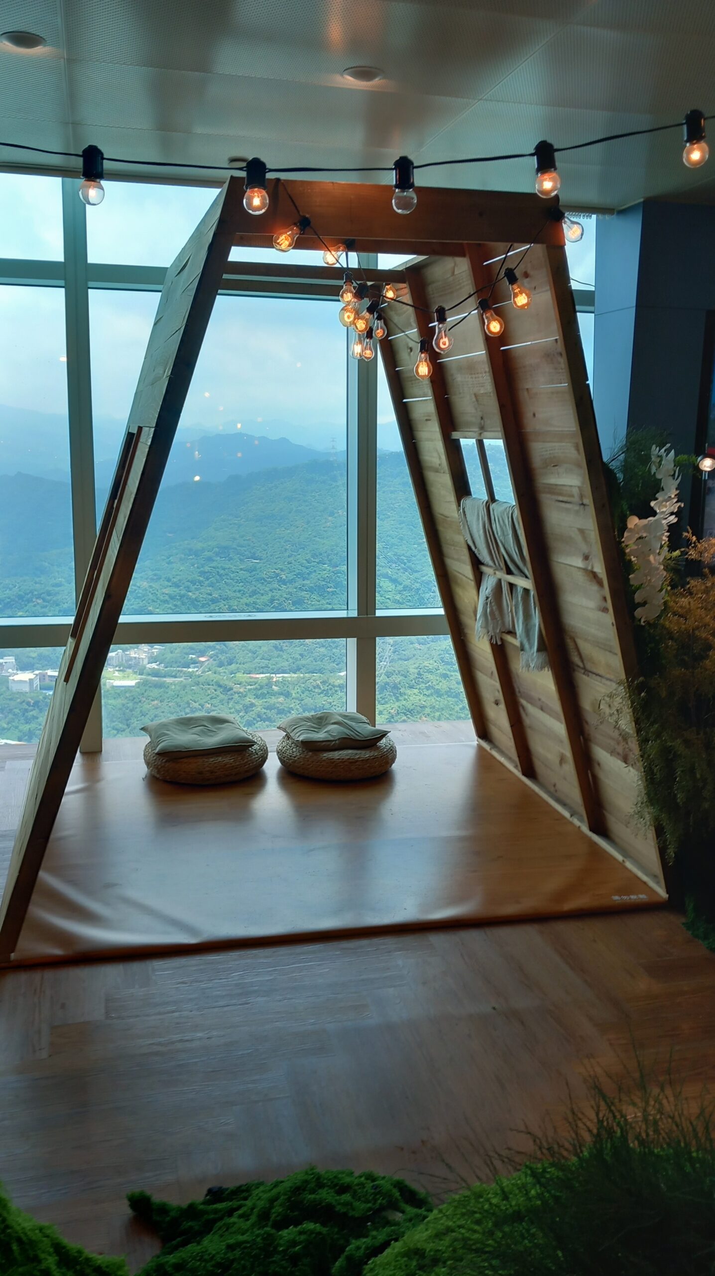Wer es romantisch möchte, kann es sich zu zweit in dieser Hütte in der 89. Etage des Taipeh 101 gemütlich machen und die Aussicht auf die umgebenden Berge genießen.  Bild: Wolfgang Borgmann