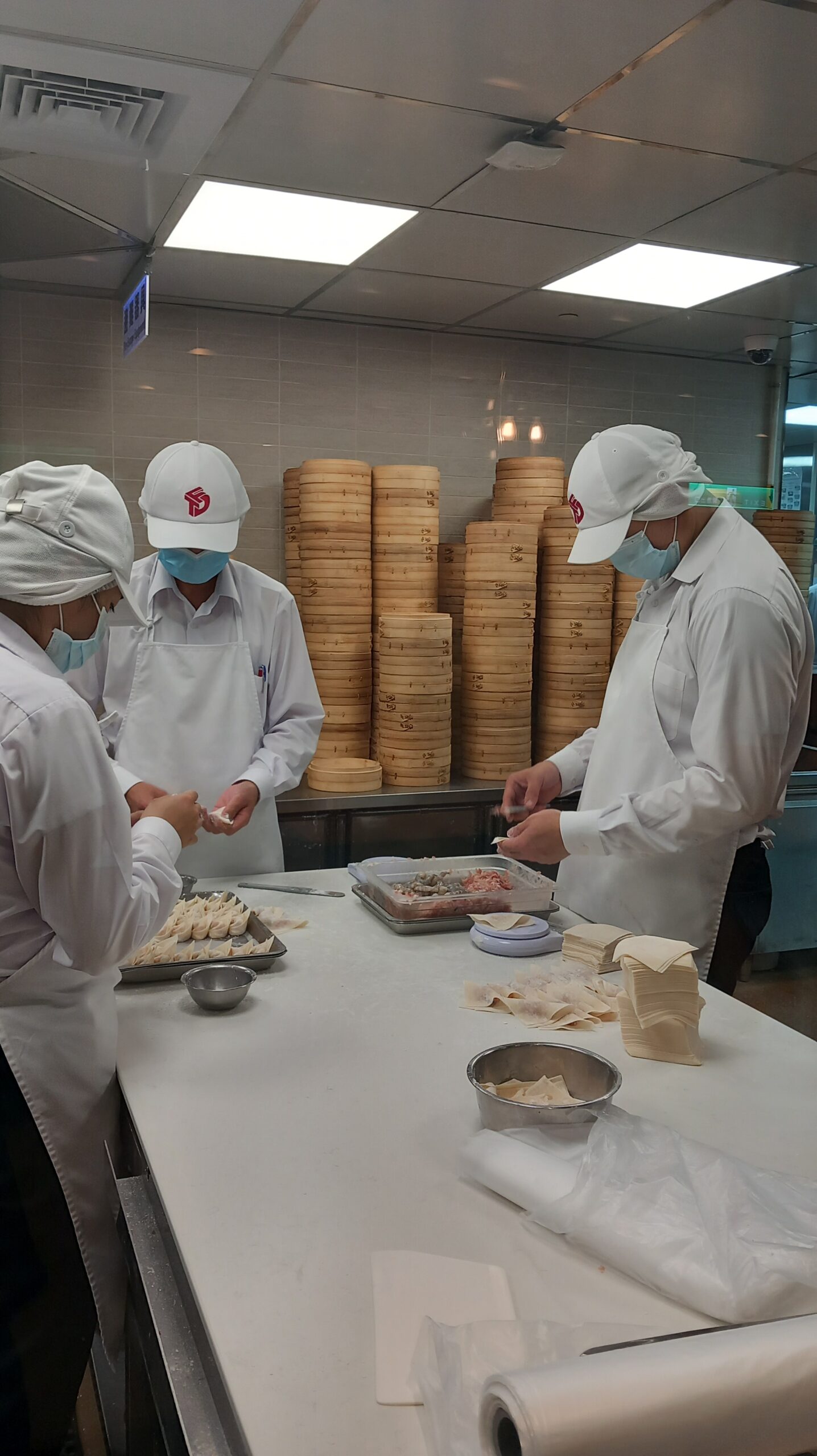 In einer gläsernen Küche werden die legendären Teigtaschen des Restaurants Din Tai Fung frisch hergestellt.  Bild: Wolfgang Borgmann