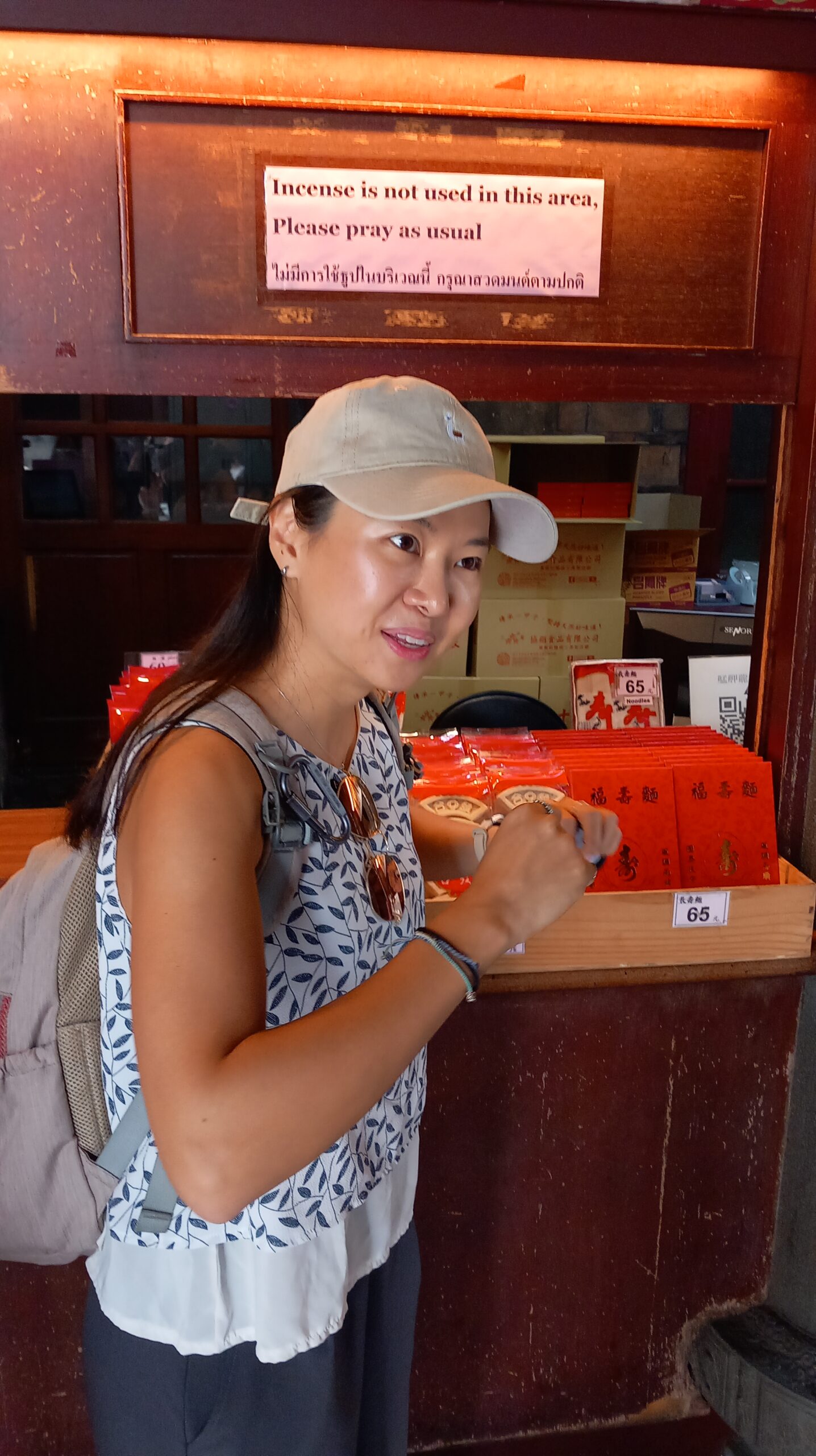 Tourguide Salomé Lee erläutert, wie man sich seine Zukunft im Tempel weissagen lassen kann.  Bild: Wolfgang Borgmann