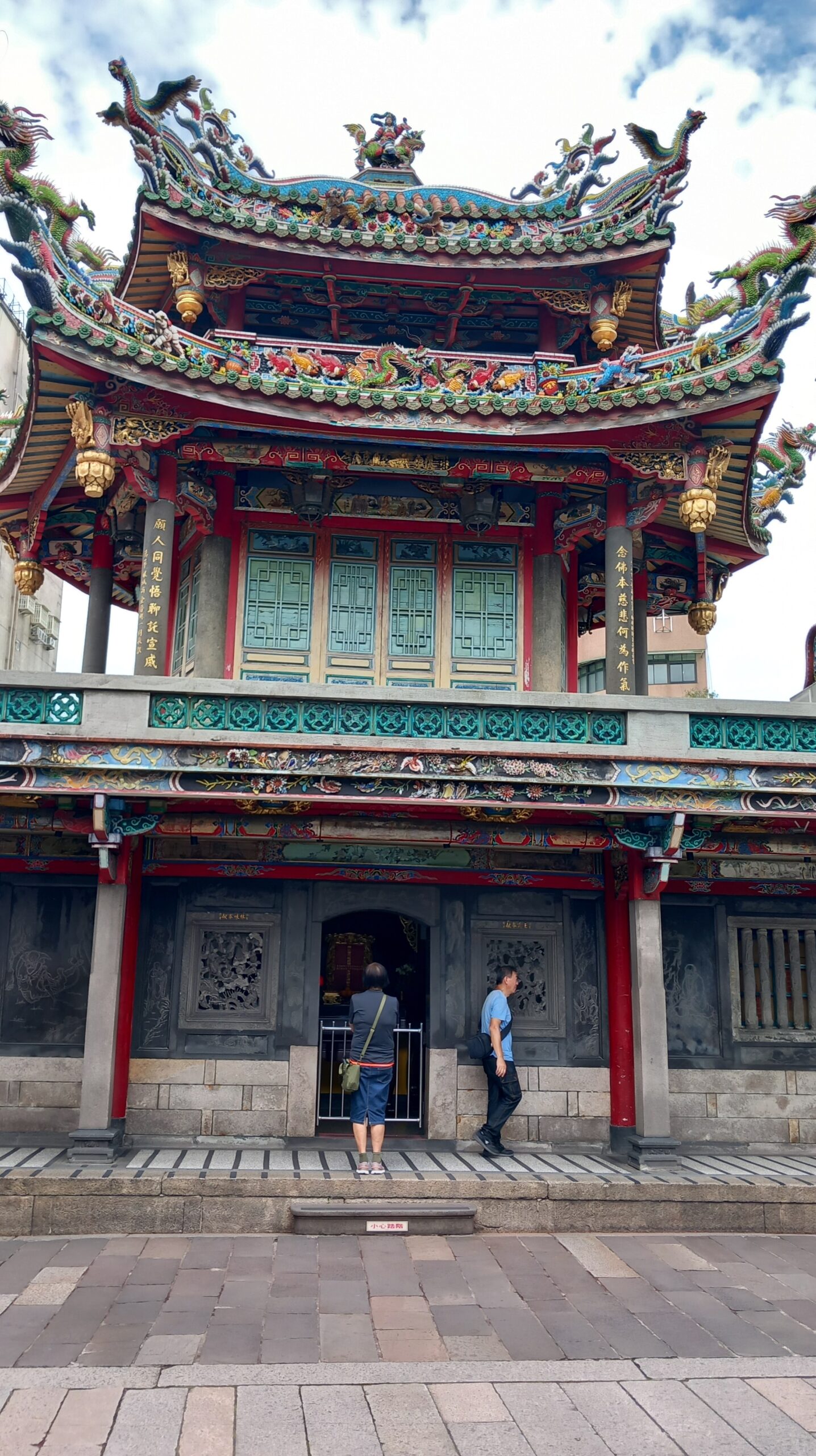 Der Longshan-Tempel ist Taipehs ältester Tempel und liegt im Stadteil Manka. Den Bewohnern des Viertels dient er als Ort der Verehrung und sozialer Treffpunkt.
Der über 250 Jahre alte Longshan-Tempel ist der Göttin der Barmherzigkeit geweiht, aber es werden hier auch viele andere Gottheiten des Buddhismus und Maoismus verehrt.  Bild: Wolfgang Borgmann
