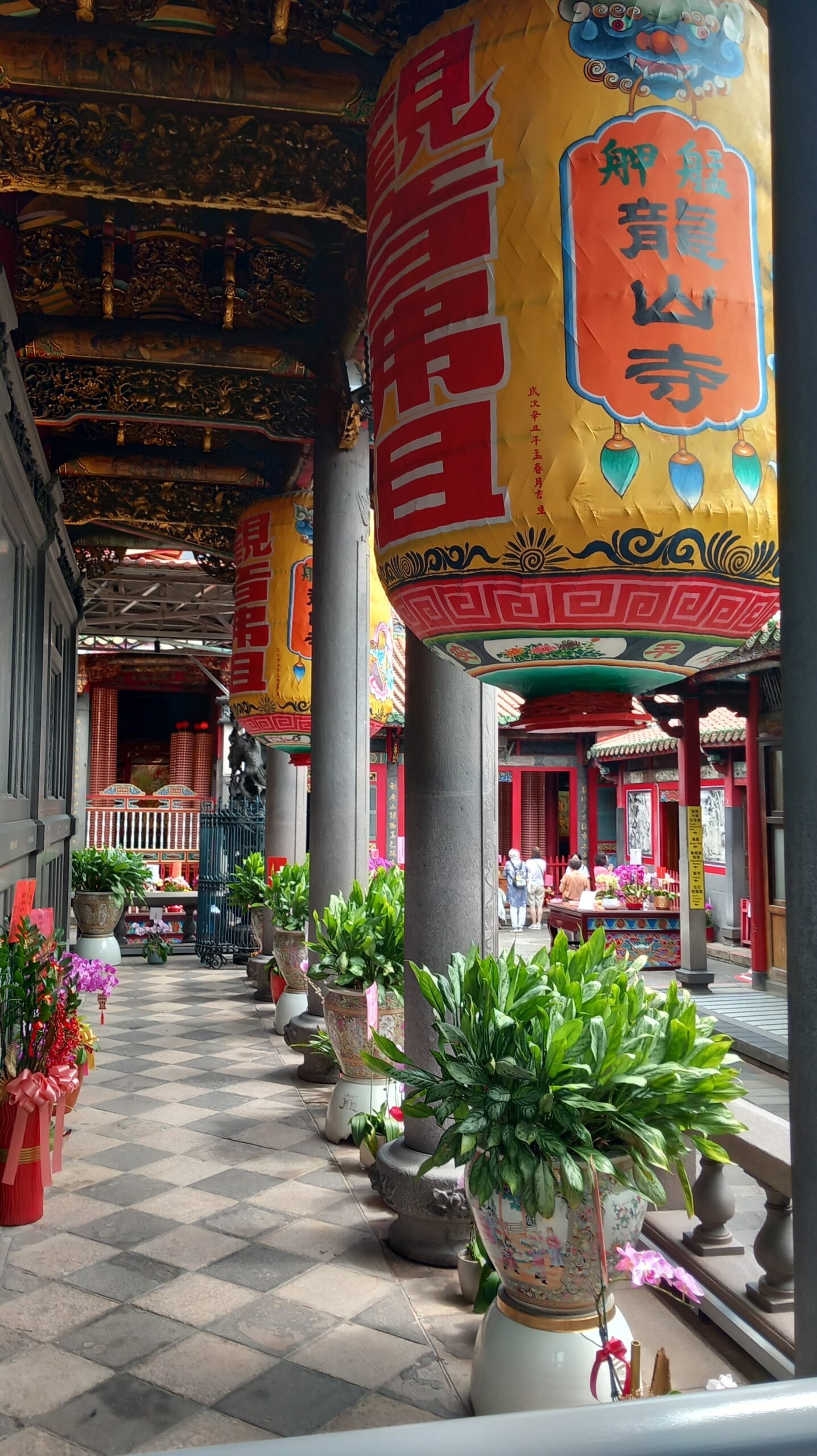 Der Innenhof des Longshan-Tempels mt seinen bunten Laternen. Bild: Wolfgang Borgmann
