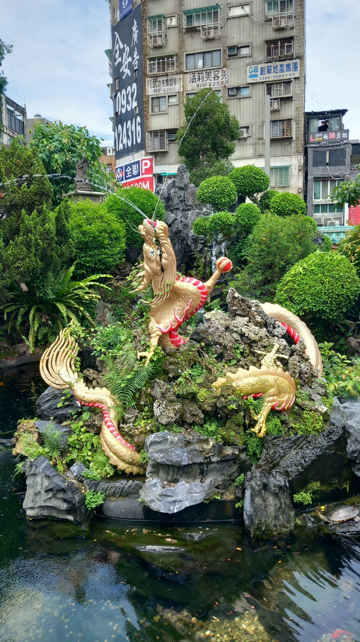 Taipeh ist eine Stadt der Drachen. Ihre Figuren finden sich in Tempeln, Brunnen und in Ornamenten an Gebäuden.  Bild: Wolfgang Borgmann