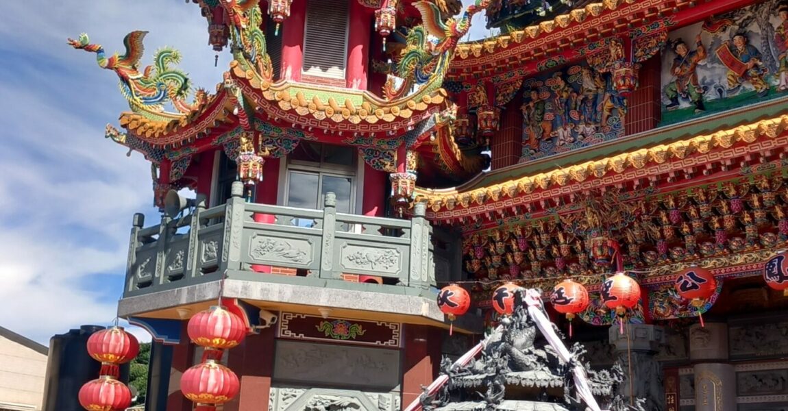 Eine historische Tempelanlage in den Bergen Taiwans.