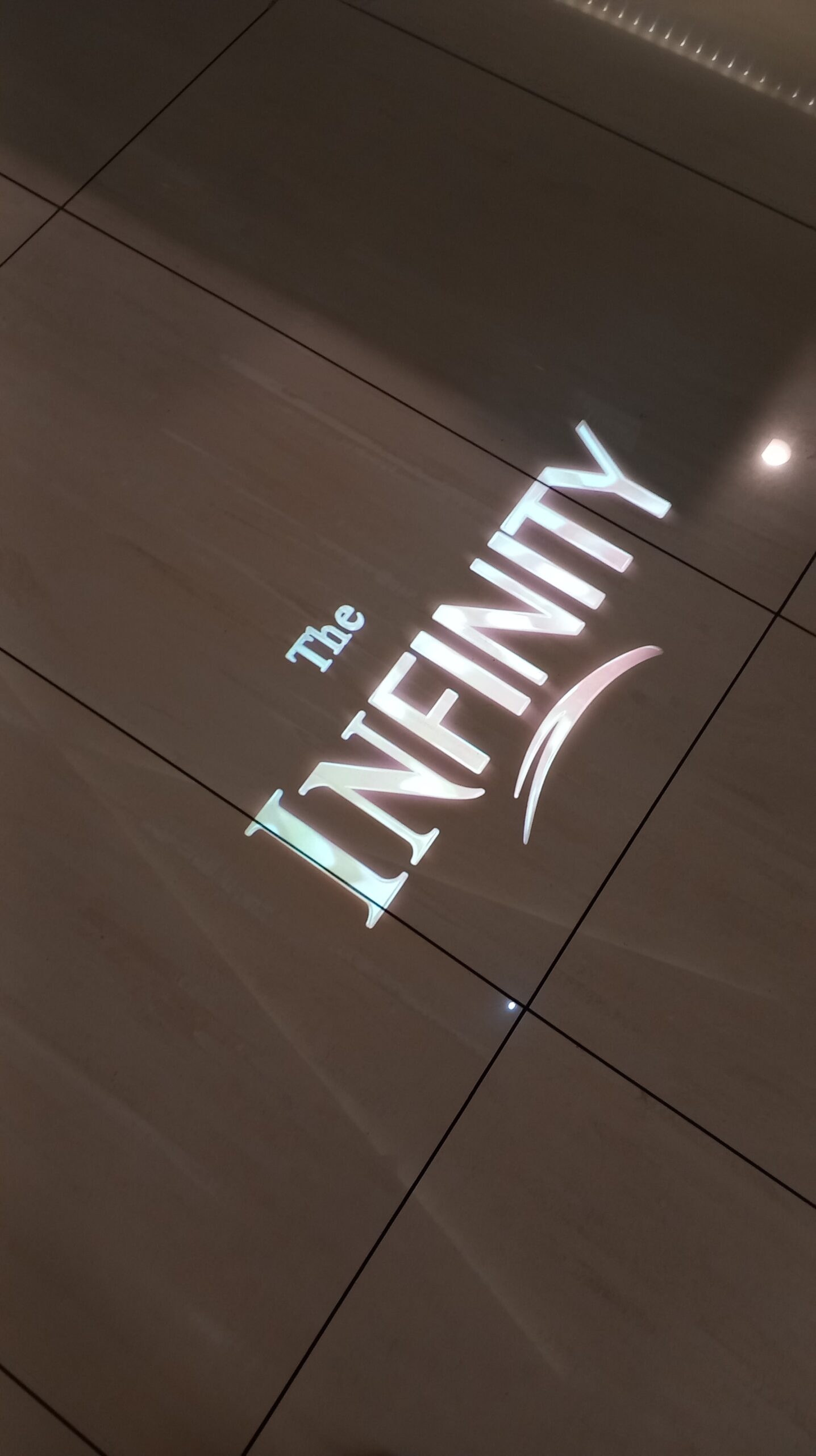 Der Eingang zur „The Infinity Lounge“ von Eva Air am Flughafen Taipeh.  Bild: Wolfgang Borgmann