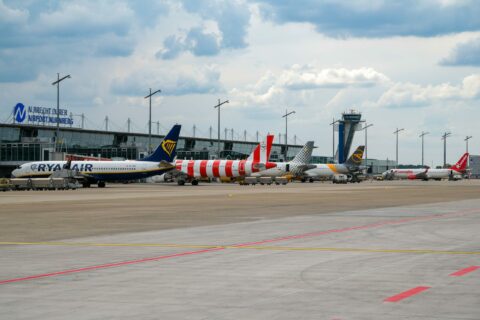 Im vergangenen Jahr blieb die Nachfrage nach Reisen in der Region weiterhin hoch. Über vier Millionen Passagiere nutzen den Airport Nürnberg 2024 für Flugreisen.