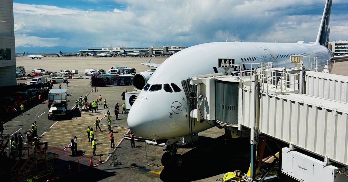 Erstlandung: Lufthansa A380 auf dem Vorfeld des Flughafens Denver.