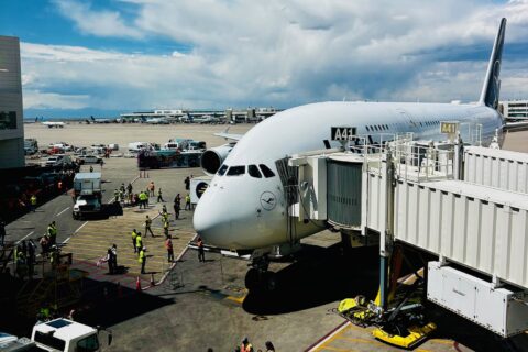 Erstlandung: Lufthansa A380 auf dem Vorfeld des Flughafens Denver.