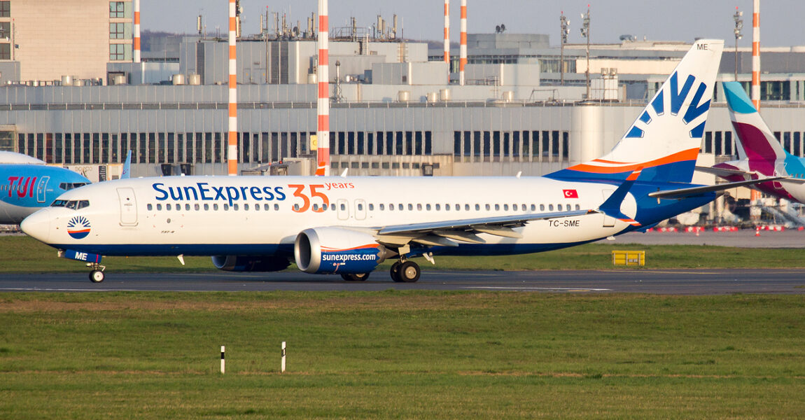 Boeing 737 MAX 8 von SunExpress mit Jubiläumsmarkierung am Flughafen Düsseldorf. Die Airline fliegt seit 1990 ab DUS in die Türkei.

