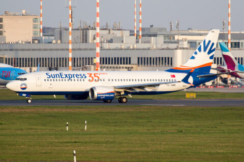 Boeing 737 MAX 8 von SunExpress mit Jubiläumsmarkierung am Flughafen Düsseldorf. Die Airline fliegt seit 1990 ab DUS in die Türkei.

