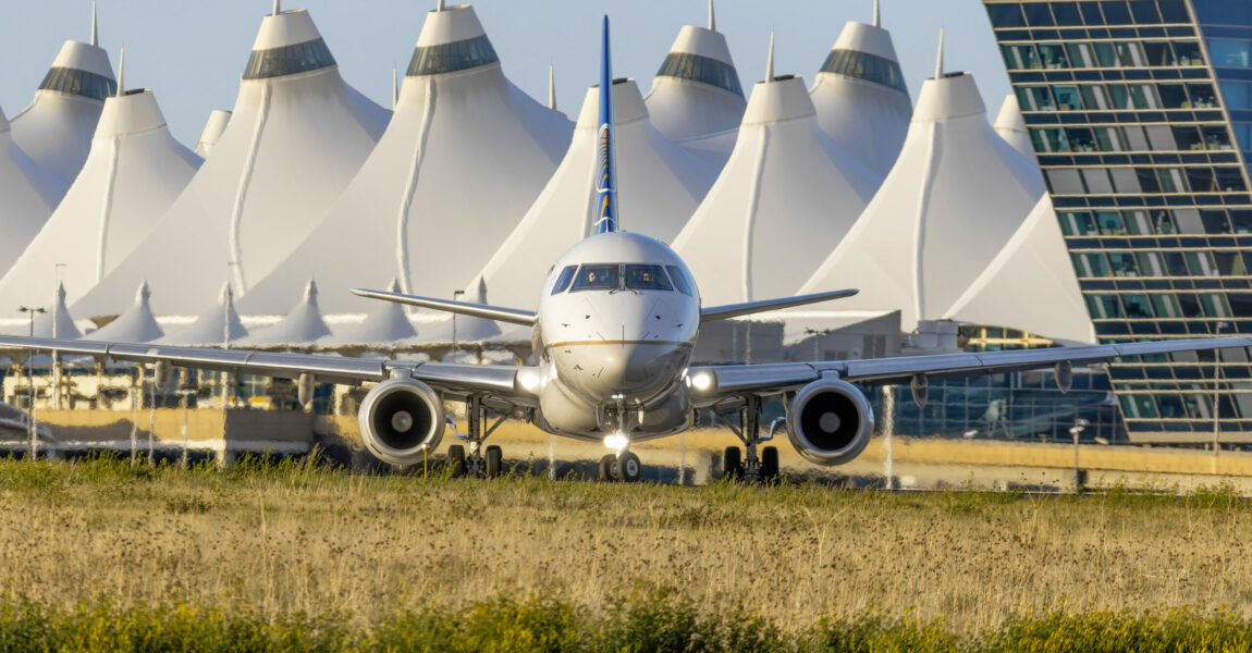 Die Form des Terminal-Daches lässt es erahnen: Denver Airport befindet sich mitten in den Weiten des US-Bundesstaates Colorado auf mystisch-heiligem Land der Ureinwohner.