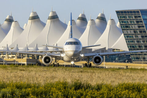 Die Form des Terminal-Daches lässt es erahnen: Denver Airport befindet sich mitten in den Weiten des US-Bundesstaates Colorado auf mystisch-heiligem Land der Ureinwohner.