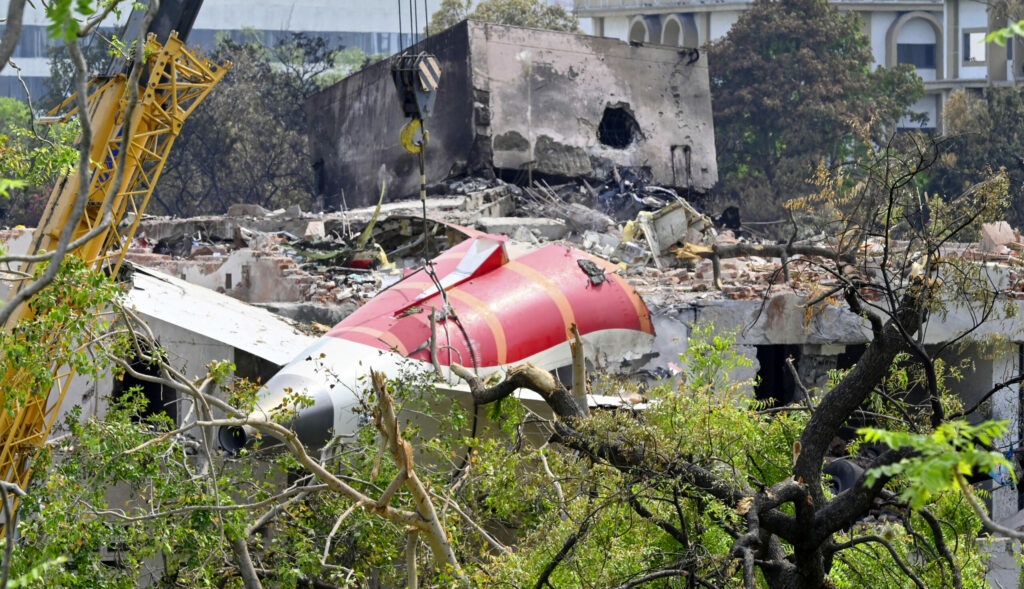 Der Flugdaten- schreiber im Heck der abgestürzten Air-India-Boeing wurde schnell gefunden.