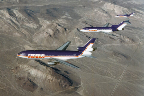 So fing FedEx an: Im Vordergrund die McDonnell Douglas DC-10F als erster Großraumjet – dahinter die Boeing 727F als erster Transatlantikjet – und ganz oben die Falcon 20F, mit der FedEx 1973 an den Start ging. 