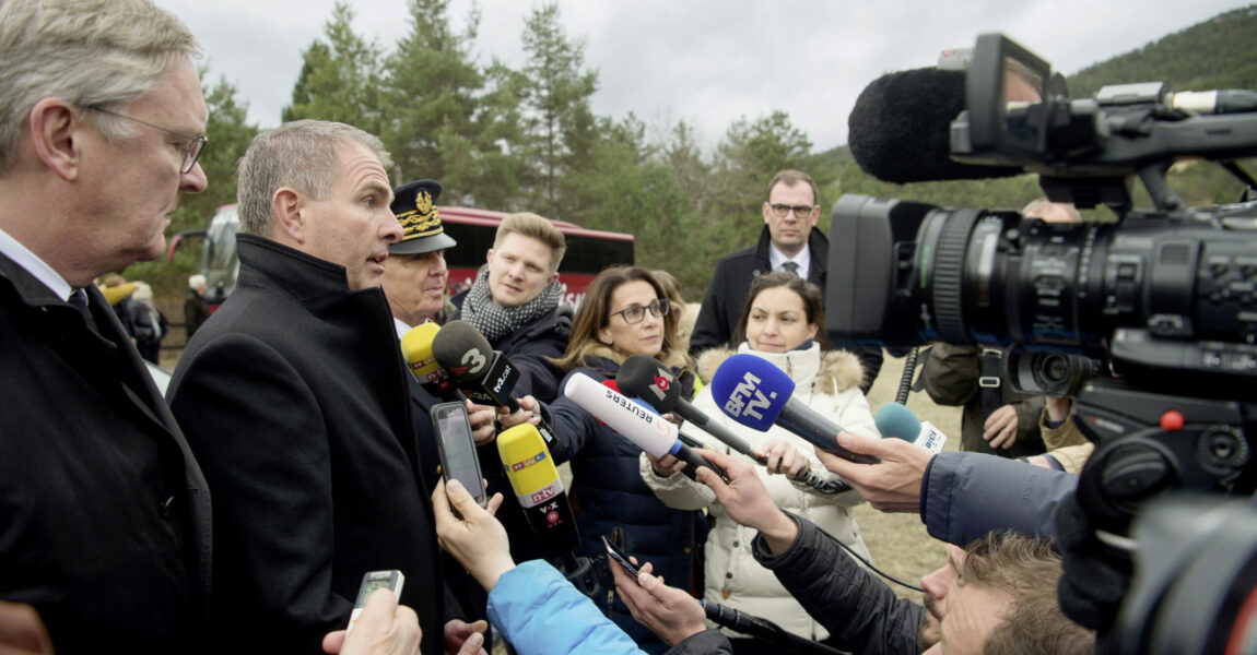 Persönliche Präsenz 2017: Auch am zweiten Jahrestag des Germanwings-Absturzes (2015) traten Lufthansa-CEO Carsten Spohr (2. v. l.) und der ehemalige Germanwings- Chef Thomas Winkelmann (l.) vor die Mikrofone und Kameras.