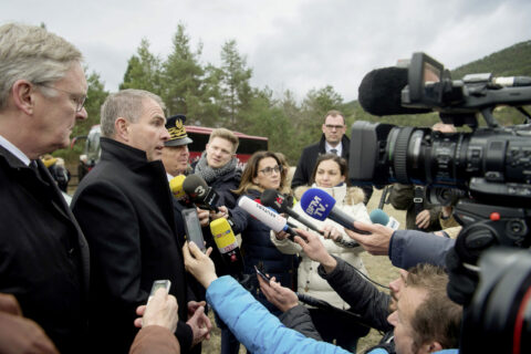 Persönliche Präsenz 2017: Auch am zweiten Jahrestag des Germanwings-Absturzes (2015) traten Lufthansa-CEO Carsten Spohr (2. v. l.) und der ehemalige Germanwings- Chef Thomas Winkelmann (l.) vor die Mikrofone und Kameras.