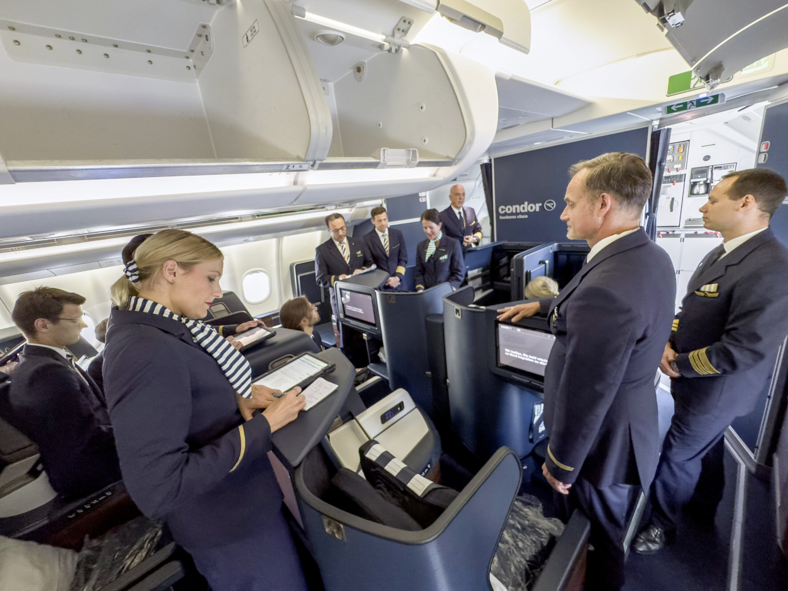 Das Briefing der gesamten Besatzung übernimmt Heike Scheugenflug. Bild: Dietmar Plath