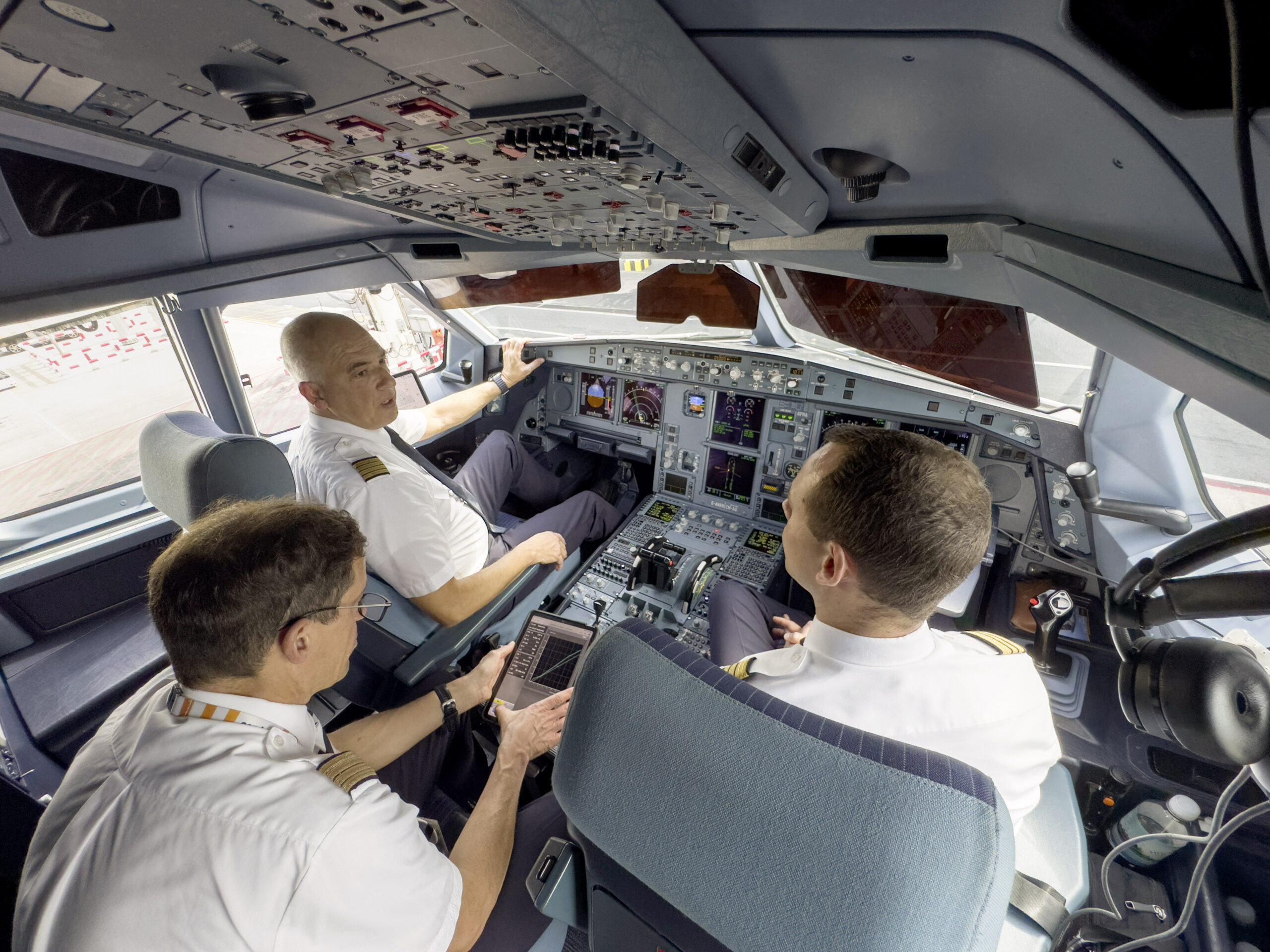 Ein letztes Briefing im Cockpit vor dem Abflug in Phuket. Bild: Dietmar Plath