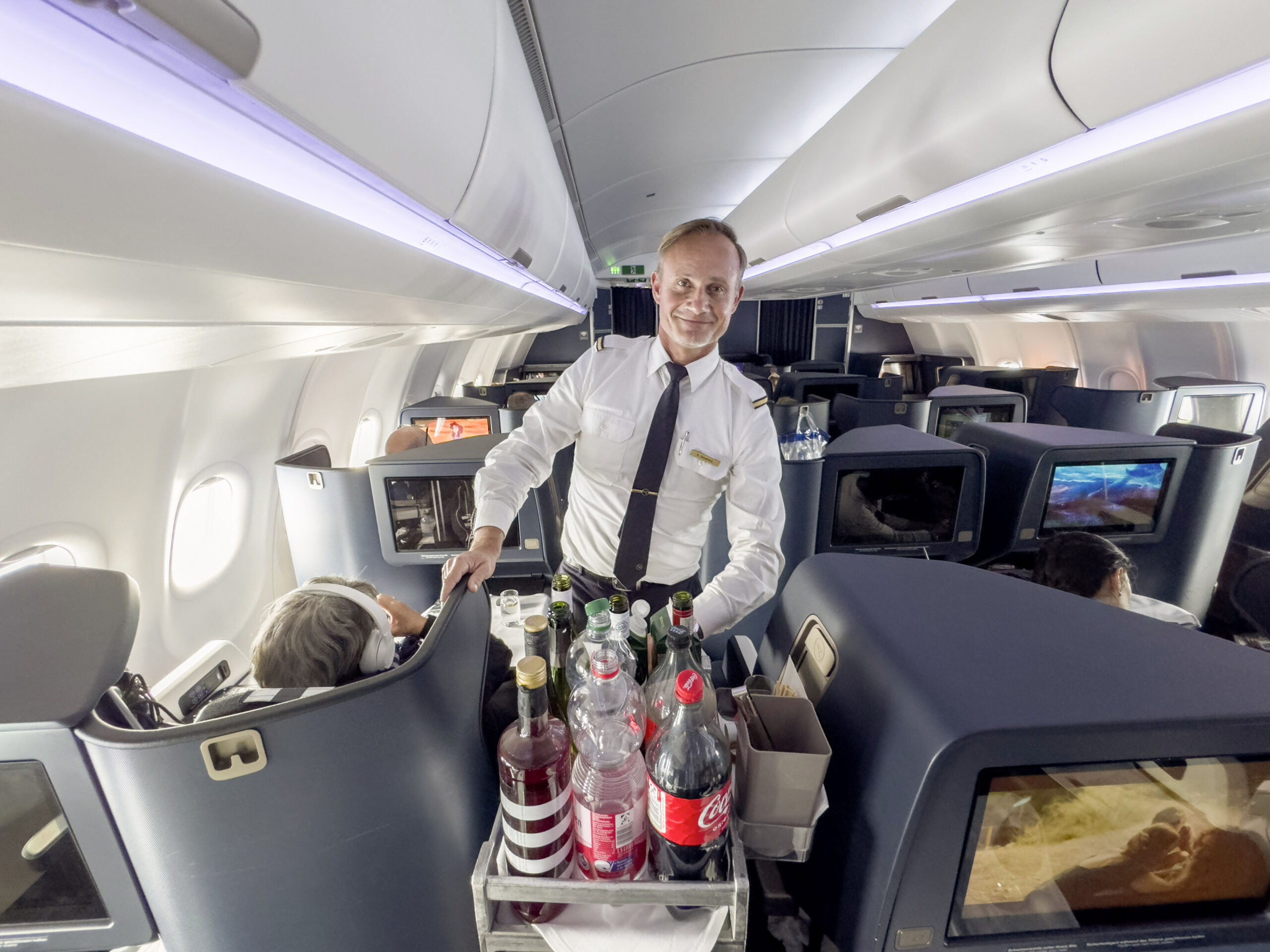 Flugbegleiter Dirk Goseberg kümmert sich um die Business-Class-Gäste. Bild: Dietmar Plath