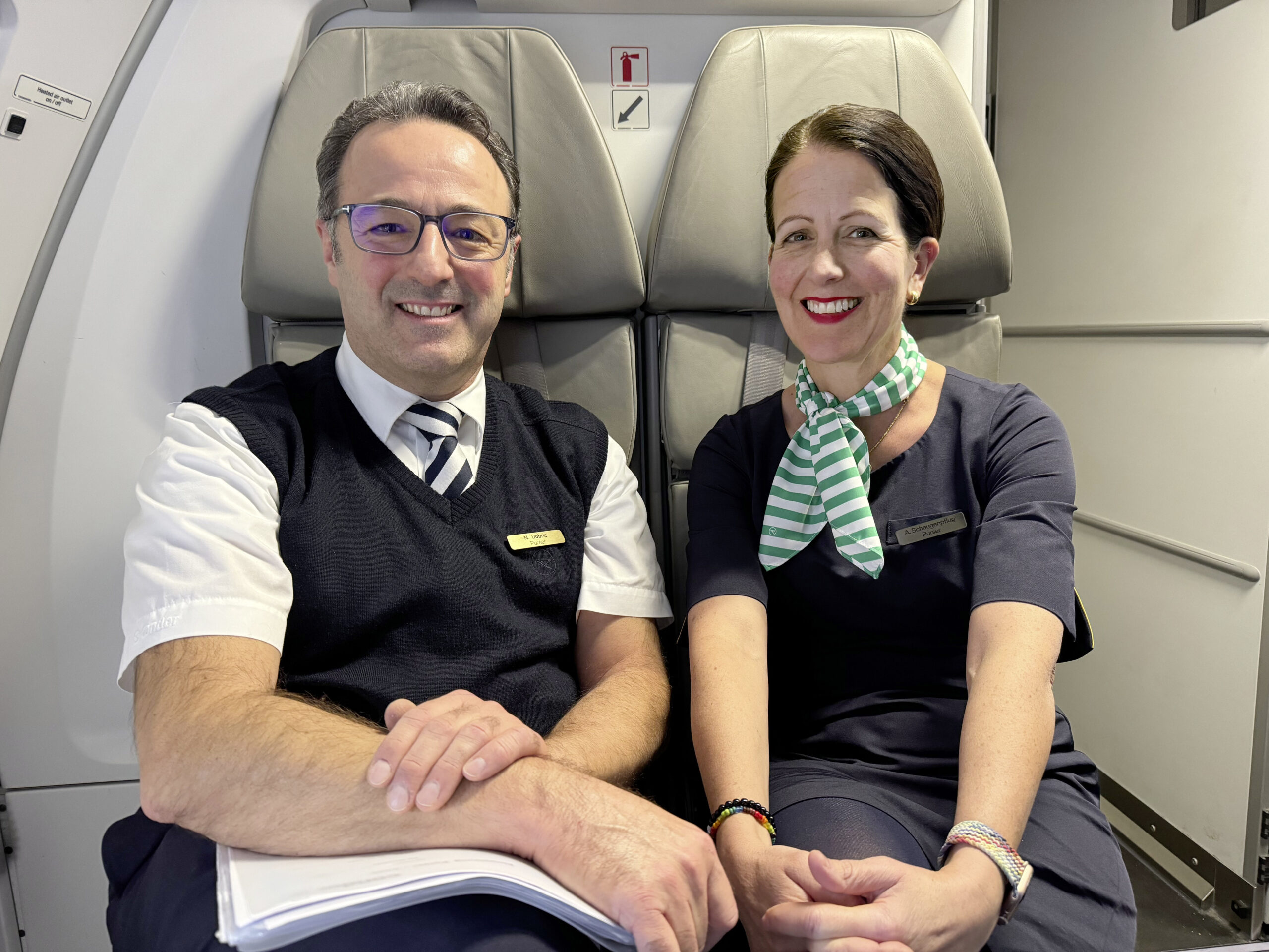 Purser Nebojsa Dobric und seine Kollegin Heike Scheugenpflug im Austausch. Bild: Dietmar Plath
