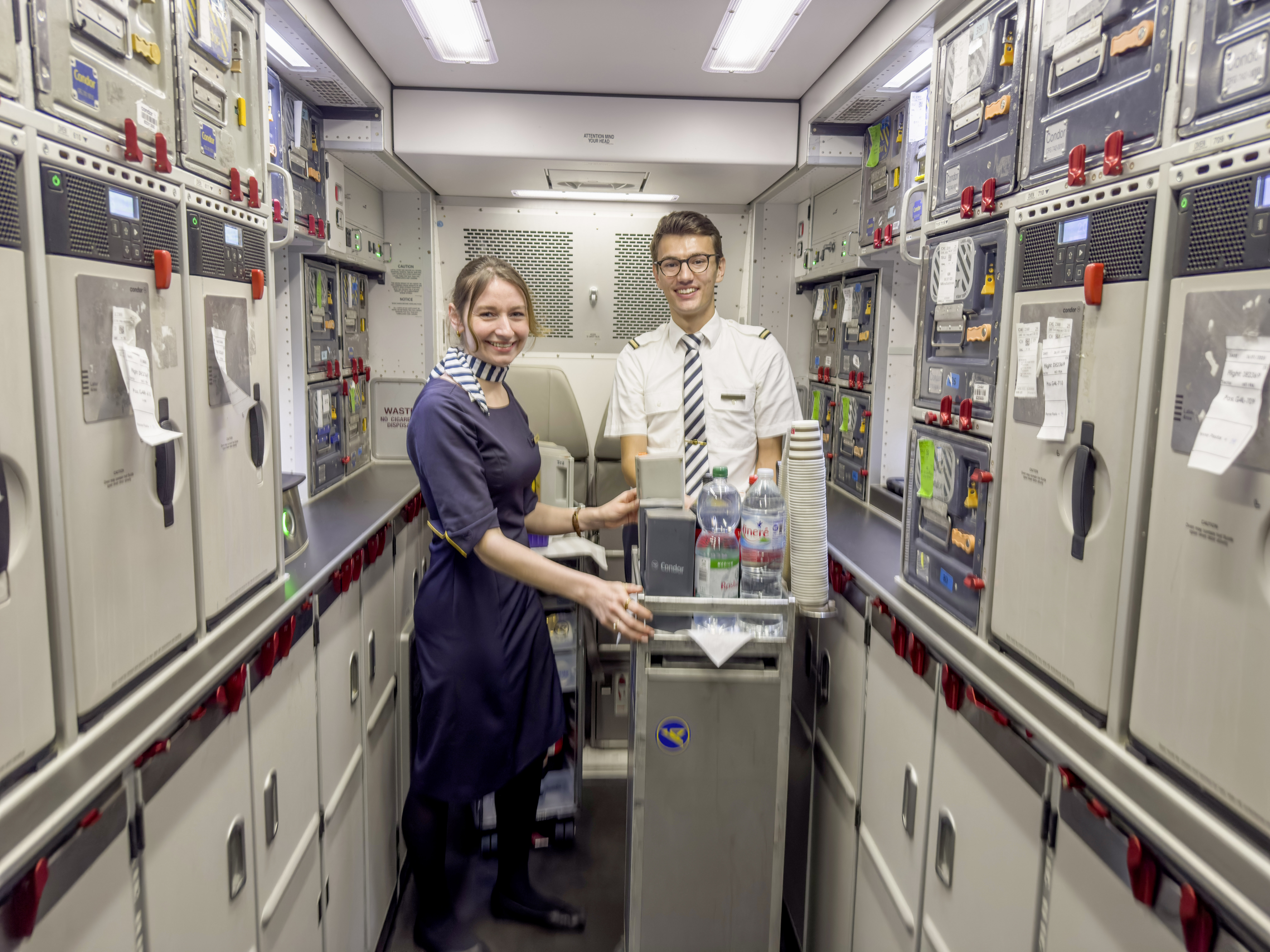 Antonia Diedrich und Sebastian Benedict Behmer in der Economy-Class-Galley. Bild: Dietmar Plath