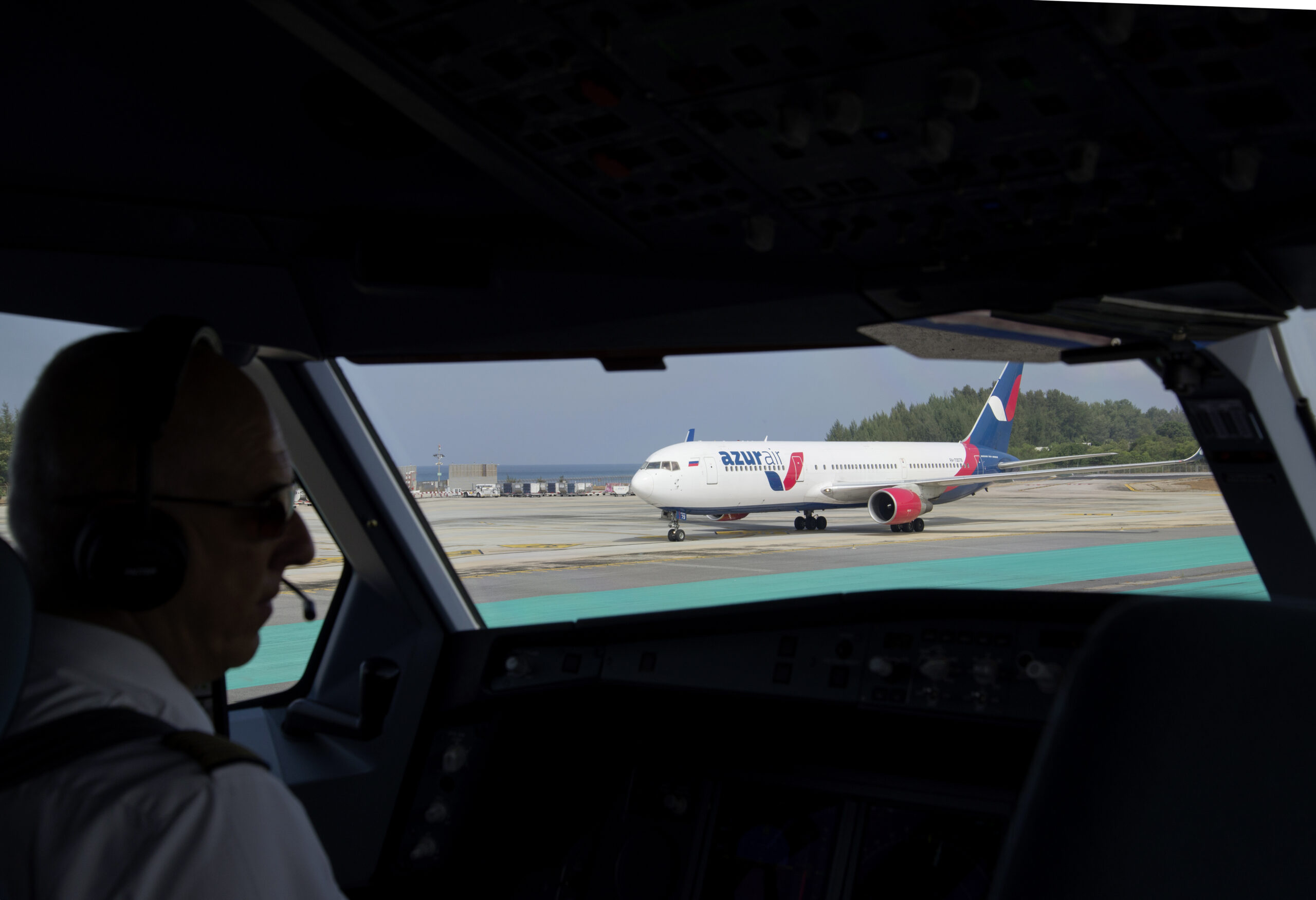 Auf dem Weg zur Startbahn 09 begegnet Condor einer Boeing 767 der Azur Air. Bild: Dietmar Plath
