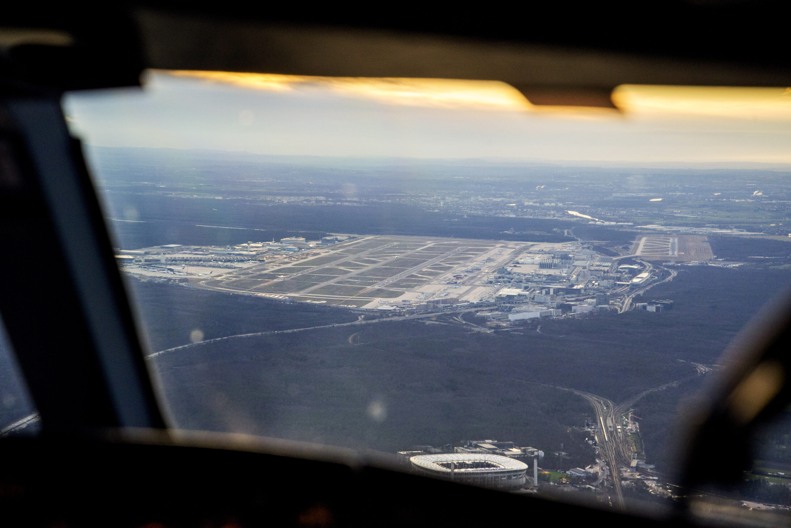 Anflug auf die Frankfurter Landebahn 25R nach etwas mehr als zehn Stunden. Bild: Dietmar Plath