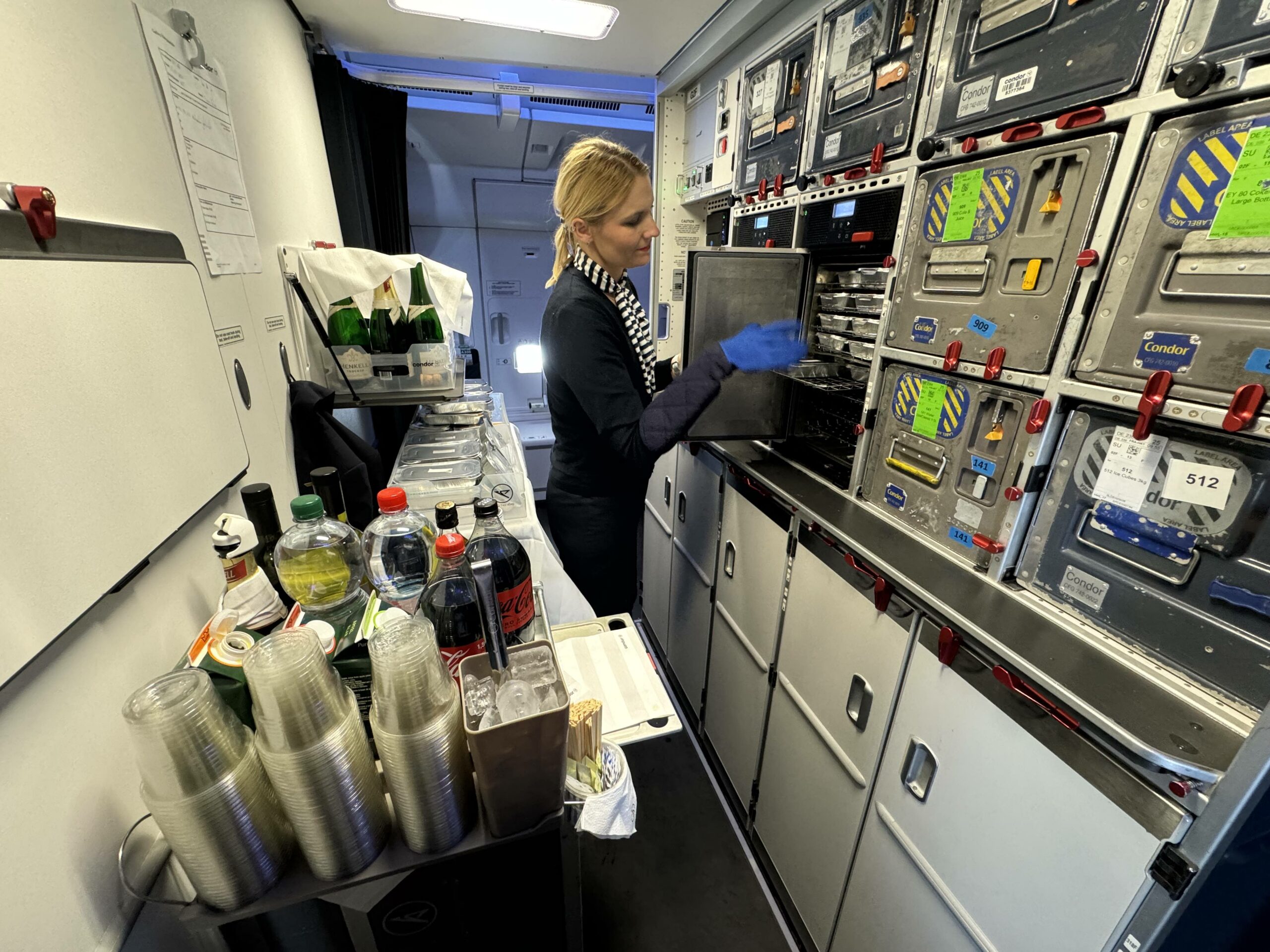 Sally Willmes bereitet in der mittleren Galley den Service für die Gäste vor. Bild: Dietmar Plath