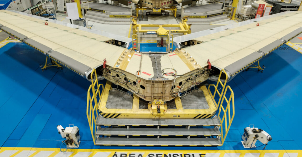 Die Arbeiten an den beiden künftigen Großraumfrachtern Airbus A350F und Boeing 777-8F haben begonnen. Airbus liegt bei dem bisher Erreichten deutlich in Führung und präsentierte nach den ersten Tragflächen nun auch das erste fertige Höhenleitwerk der A350F (Foto). 