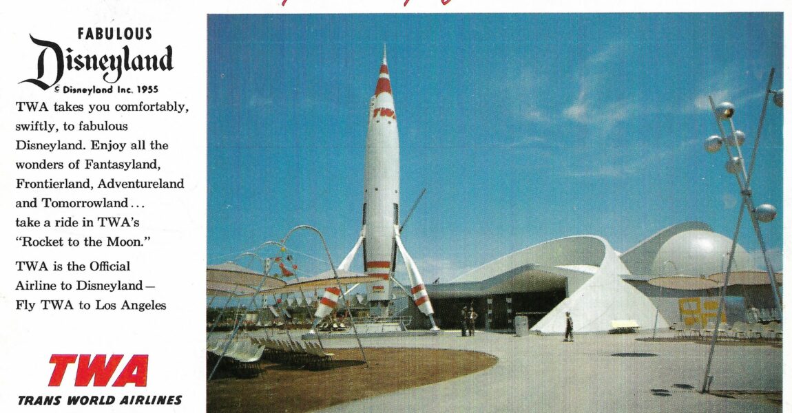 Mit dieser Bordpostkarte warb Trans World Airlines (TWA) vor 70 Jahren für einen Besuch ihres TWA Moonliners im Disneyland Anaheim, vor den Toren von Los Angeles. Die von Raketenpionier Wernher von Braun und Howard Hughes mit entwickelte Rakete simulierte den Passagierflug mit einem nuklear angetriebenen Moonliner im Jahr 1986. 