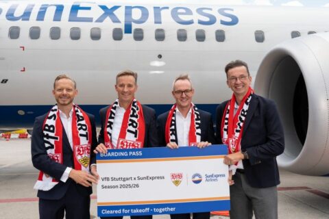Rouven Kasper (v.l., Vorstand Marketing und Vertrieb des VfB Stuttgart), Max Kownatzki (CEO von Sun Express), Alexander Wehrle (Vorstandsvorsitzender des VfB Stuttgart) und Helmut Wölfel (Commercial Director von Sun Express) freuen sich über die neue Partnerschaft.